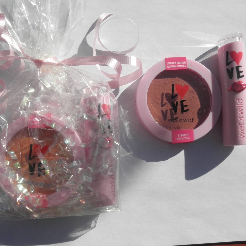 Gift set Lipstick and Blush  By Wet N Wild New